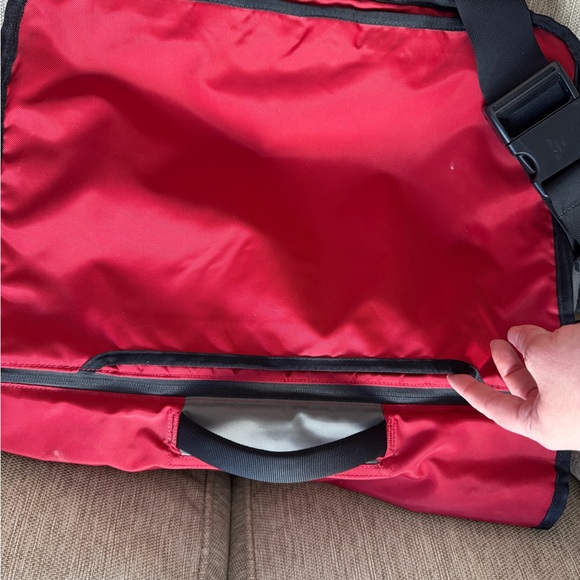 TIimbuk2 Messenger Laptop Bag Medium Black Red - Picture 2 of 5